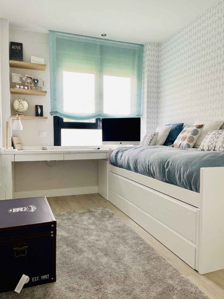 Habitación juvenil con muebles de madera de cama doble, escritorio a medida y de libreros. Servicios a medida en Tablas Diseño en Madera.