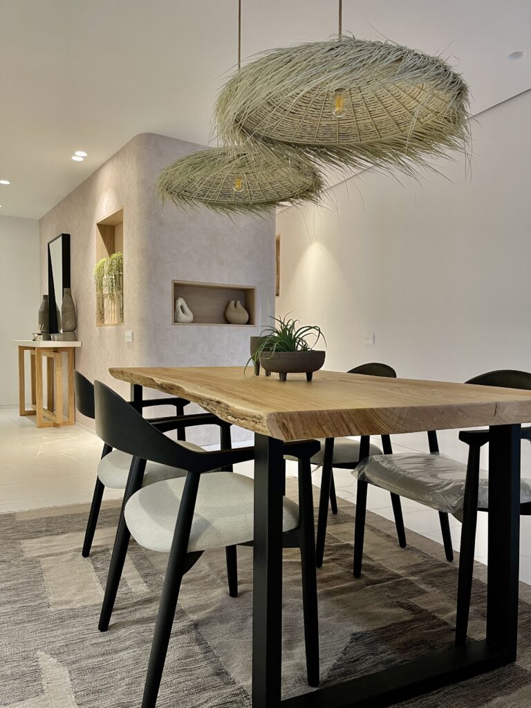 Mesa de madera rústica para comedor.