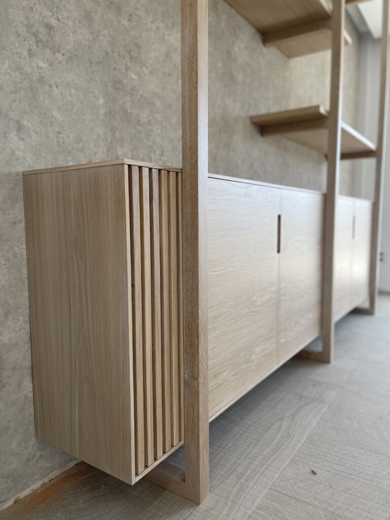 Librero de madera para sala con detalles de listones de madera