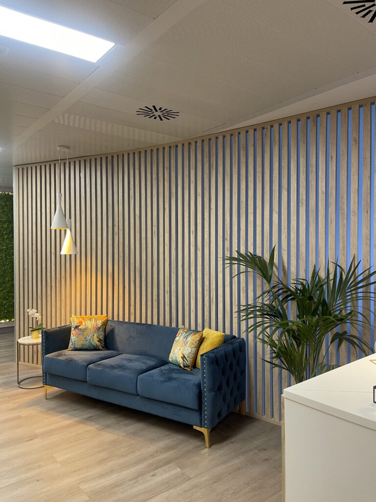 Paneles de madera de pared, en hall de recepción, desarrollado por Tablas diseño en madera