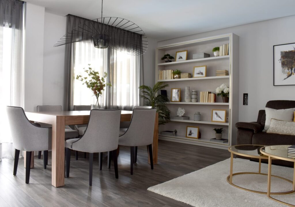 Librería de madera color blanco para salón