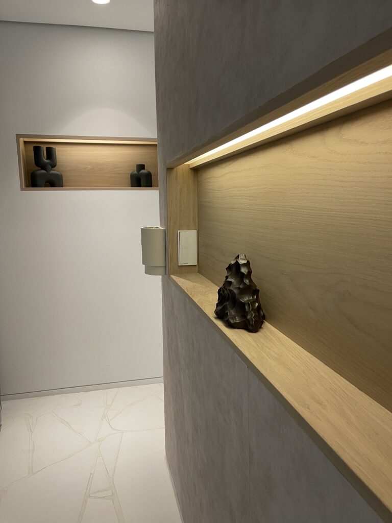 Estantes empotrados de madera con iluminación, Proyecto Ibiza.