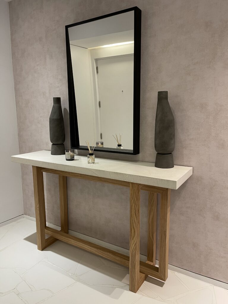 Mesa de ingreso de madera con espejo, Proyecto Ibiza.