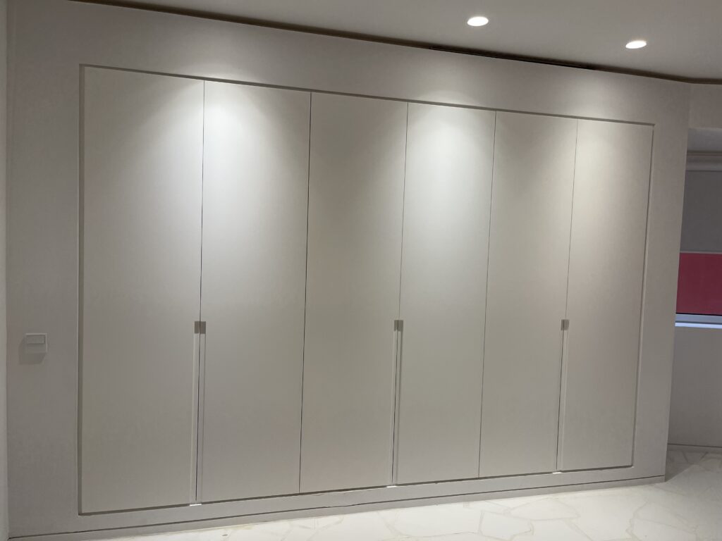 Armario blanco empotrado de madera.