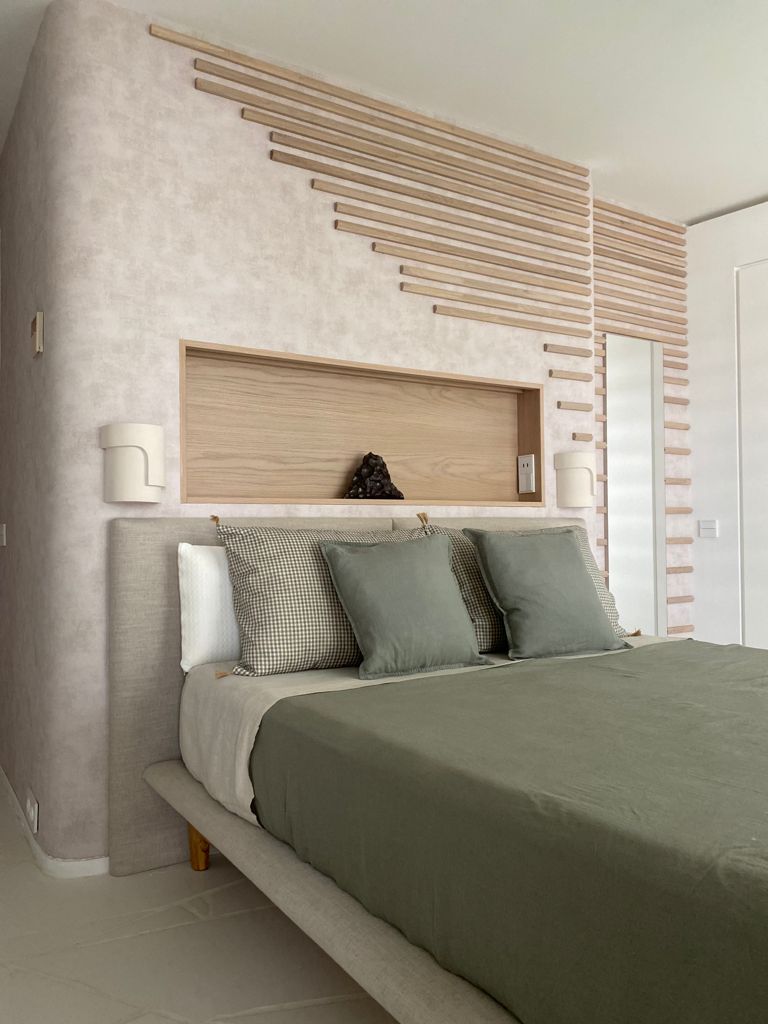 Cama y listones de madera decorativos para pared, dormitorio principal.