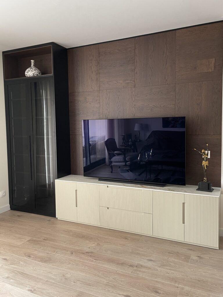 Mueble de TV con librería con puertas y cajones color blanco