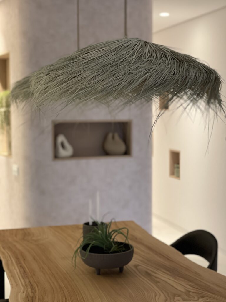 Mesa de comedor a medida, con decoración en iluminación.