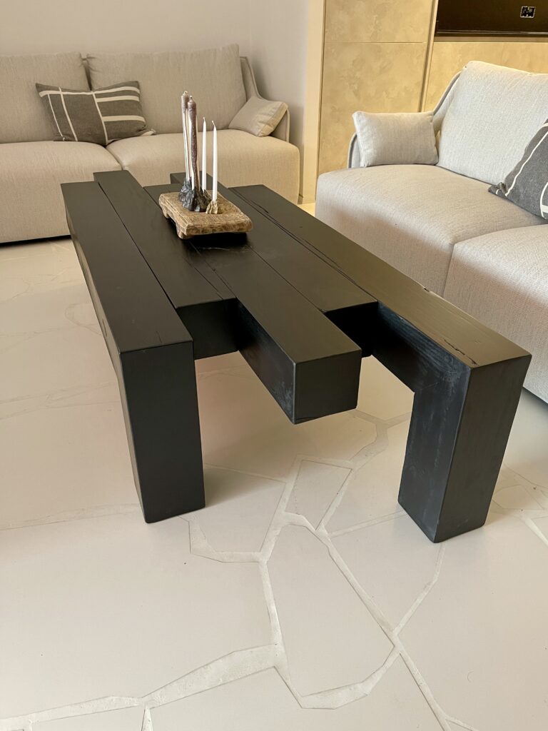 Centro de mesa negro de madera, Proyecto Ibiza."