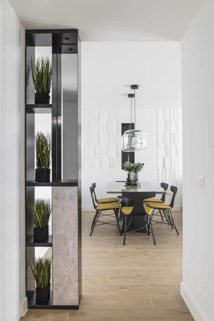 Muebles de comedor a medida y repisas decorativas.