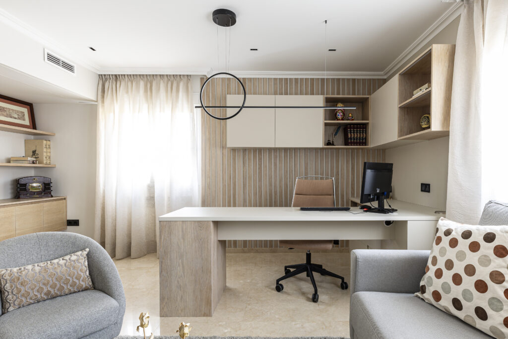 Escritorio y libreros de madera en oficina, proyecto de muebles en Alcalá de Henares.