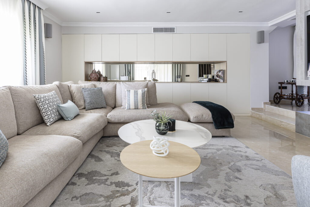 Muebles para salón con acabados innovadores.