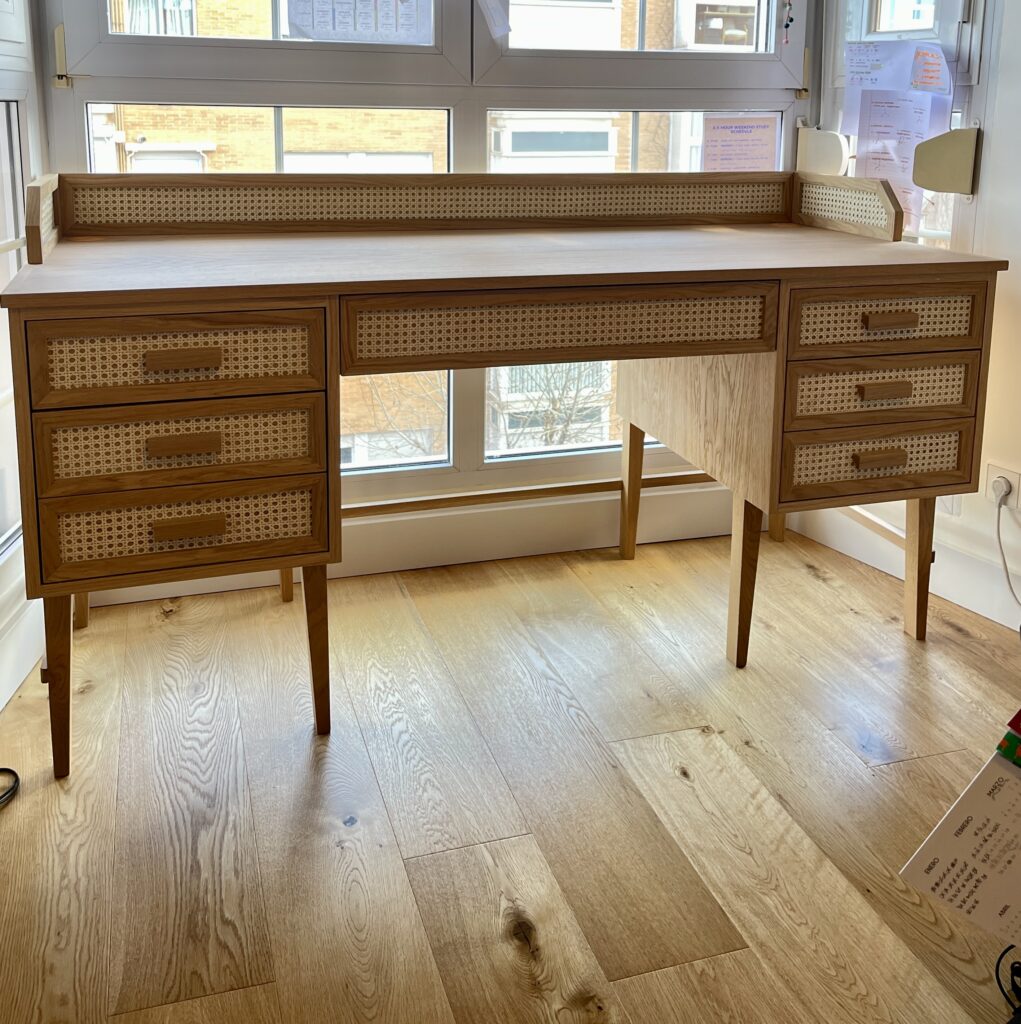 Mobiliario. Escritorio clásico de madera