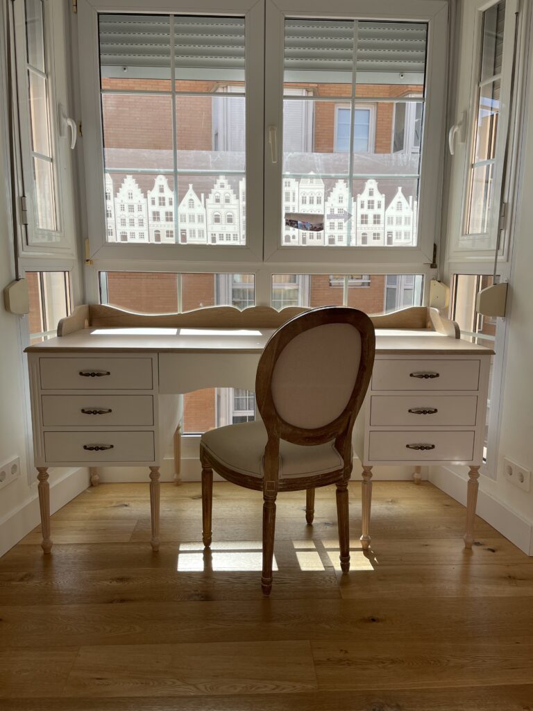 Mobiliario de silla y escritorios vintage blancos.