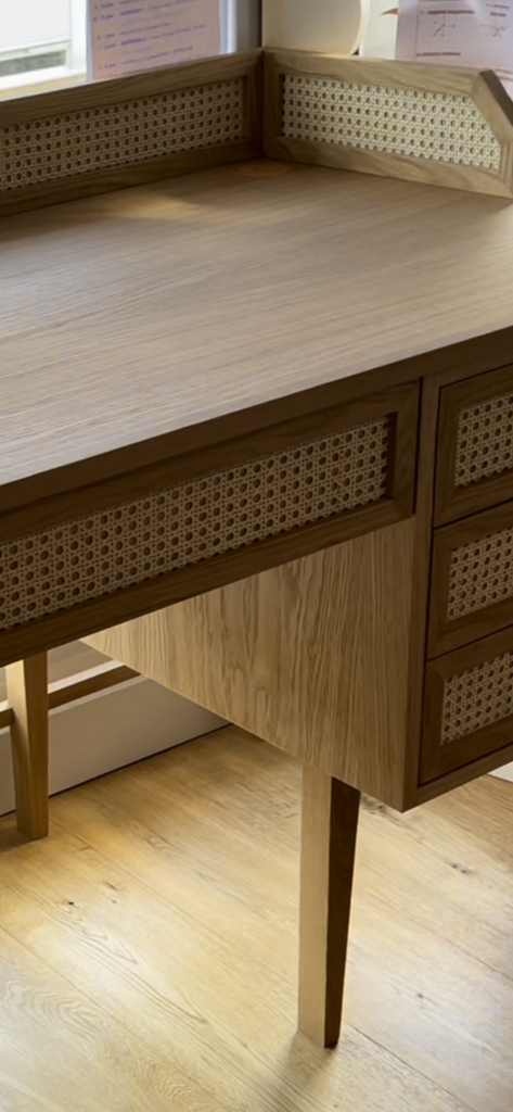 Detalles de mobiliario. Escritorio vintage de madera.