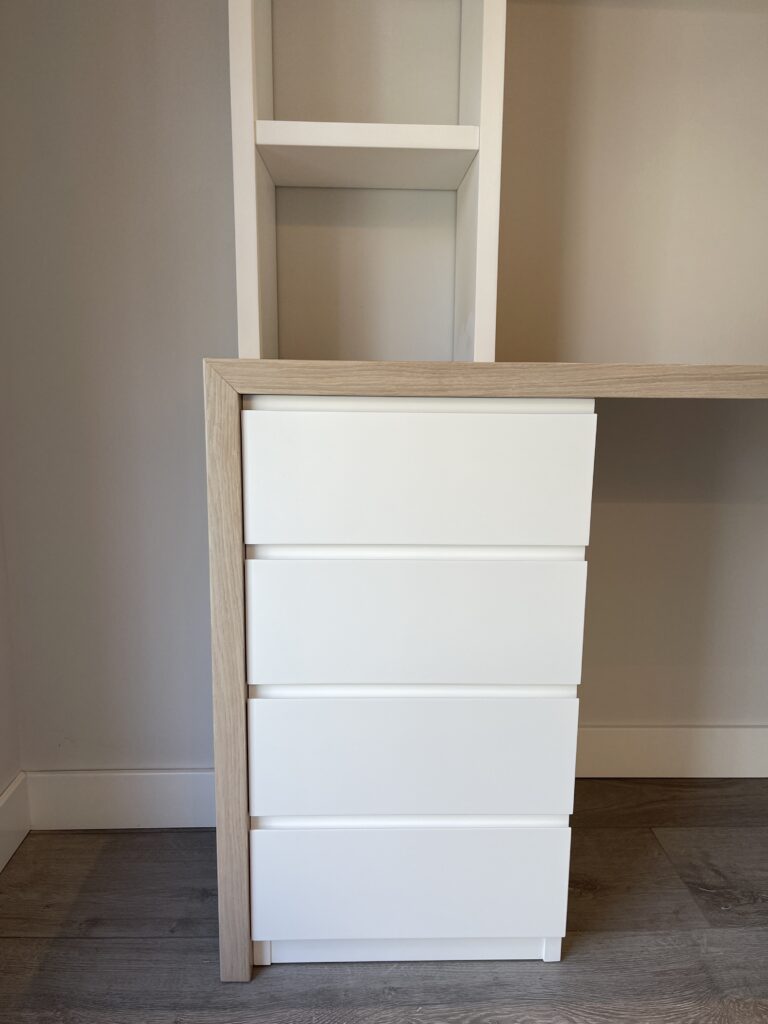 Detalles laterales de escritorio blanco con cajonera.